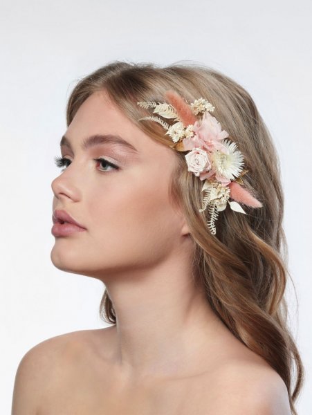 Haaraccessoire met droogbloemen